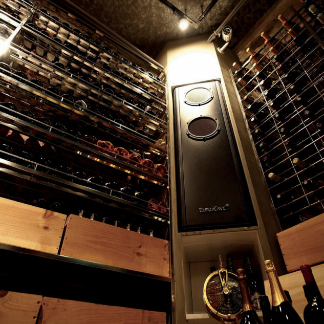  EuroCave’s wine cellar conditioner ensures a constant temperature and preserves humidity.