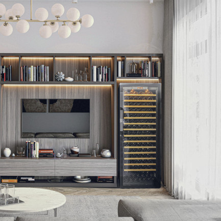 Cave a vin dans un meuble bibliothèque et home cinéma dans le mur d'un salon confortable et contemporain. - Pure EuroCave