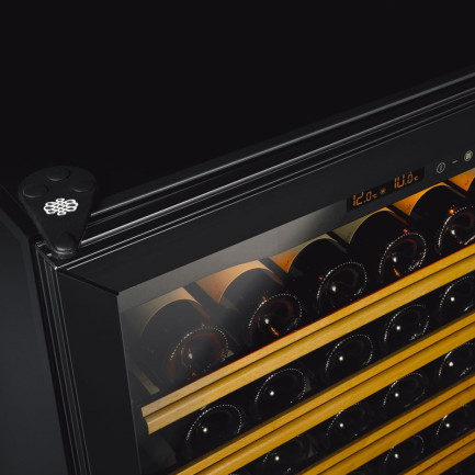 Porte cave a vin vitrée avec un cadre alu noir - double vitrage et anti-UV