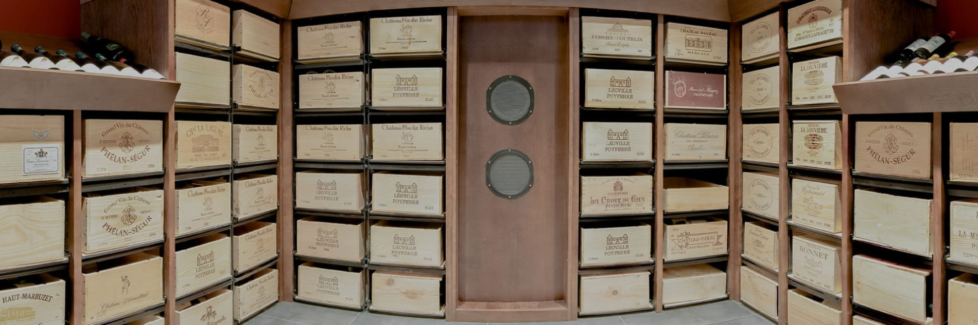 Ausziehbares Weinregal zur Aufbewahrung von Weinkisten – Designermöbel für die Inneneinrichtung eines Traum-Weinkellers.