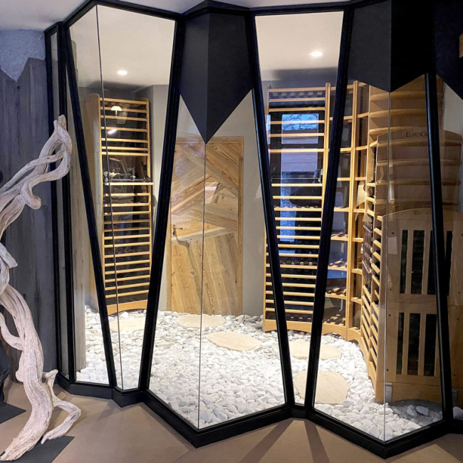 Entwurf eines traumhaften Weinkellers, der die Tradition und Authentizität der in Frankreich hergestellten Tischlermöbel aus Massivholz mit dem modernen Design des klimatisierten Raums verbindet.
