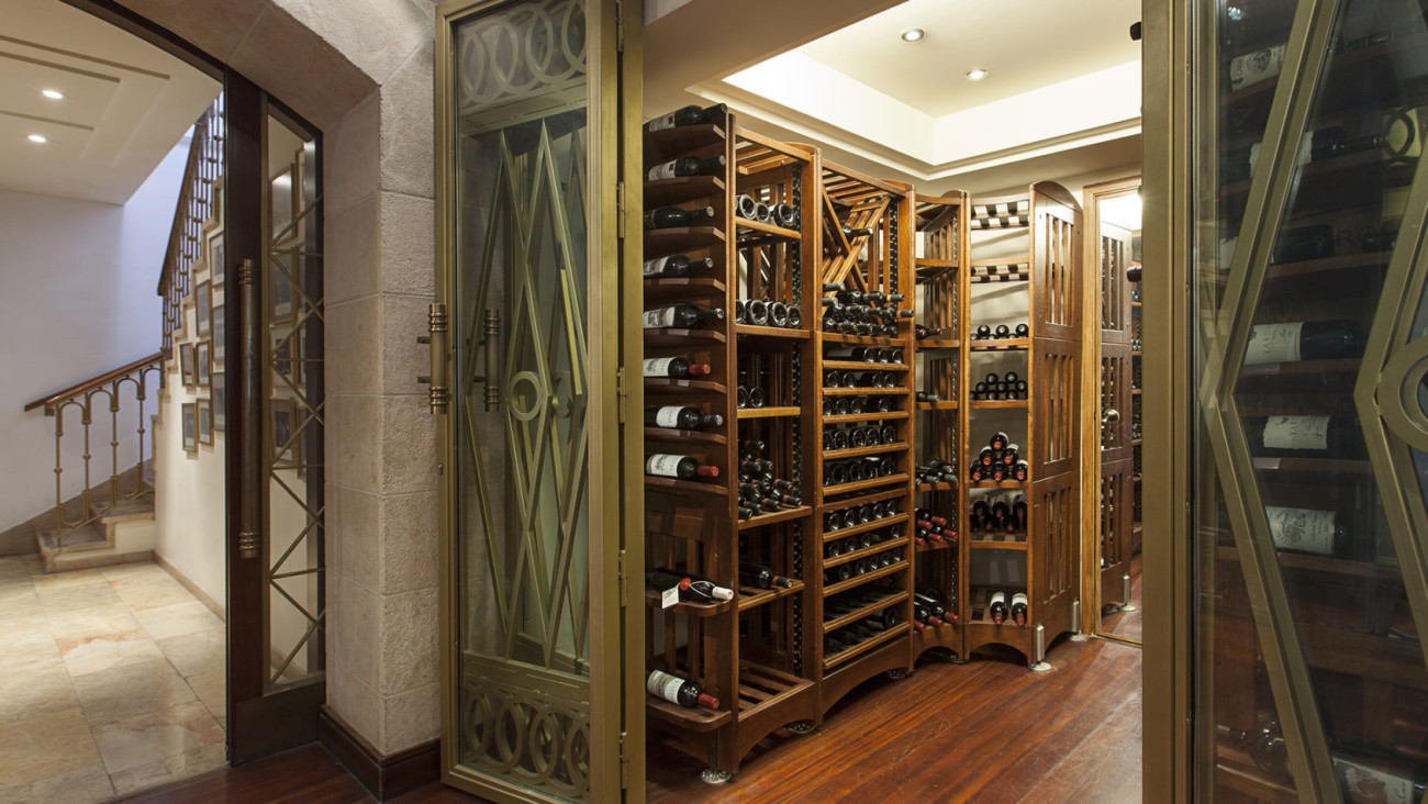 Gestalten Sie mit diesen modularen und zusammensetzbaren Möbeln einen individuellen Weinkeller wie ein Ankleidezimmer, der den Raum optimiert, eine warme Atmosphäre schafft und Ihrem Zuhause Charakter verleiht.