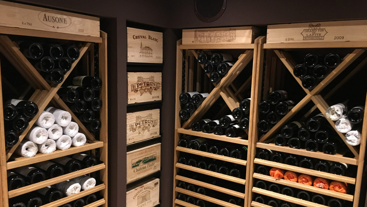 Weinkellermöbel mit diagonalen oder verschiebbaren Aufbewahrungsmodulen aus massivem Eichenholz, die Ihrem Raum Charakter und Authentizität verleihen. Lassen Sie sich von unseren Kreationen inspirieren.