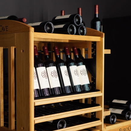 Auf einem verschiebbaren Regal montiertes, bewegliches Display, um Ihre Flaschen klar zu sehen und zu präsentieren.