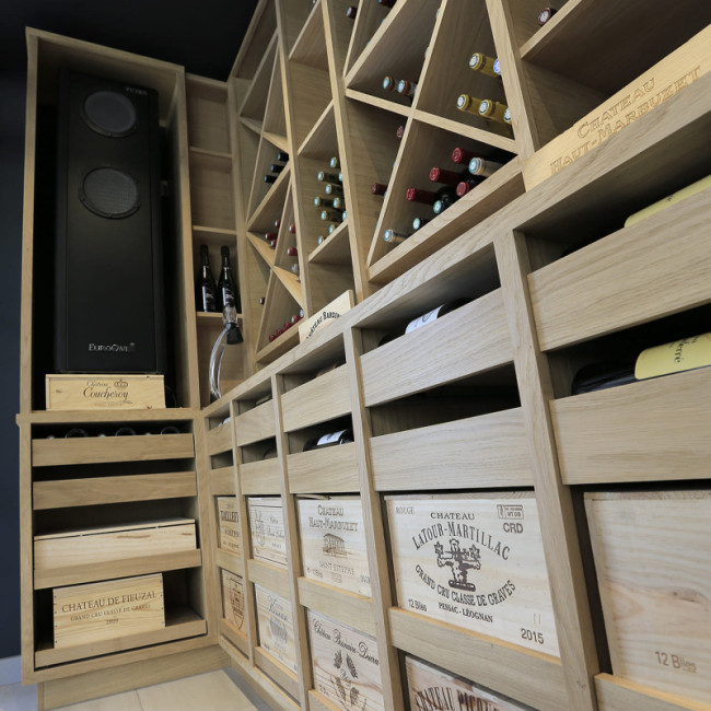 Climatiseur de cave à vin. Maintien d’une température stable et préservation de l’hygrométrie. Production de froid ou fonction chauffage automatique en fonction de la température extérieure. Taux d’humidité préservé.