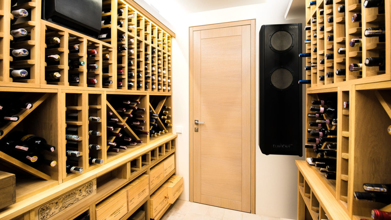 Climatiseur de cave naturelle - froid ventilé - assure l’homogénéité de la température dans la pièce et le renouvellement de l’air - équipé d’une télécommande pour la mesure de température au plus près des bouteilles.