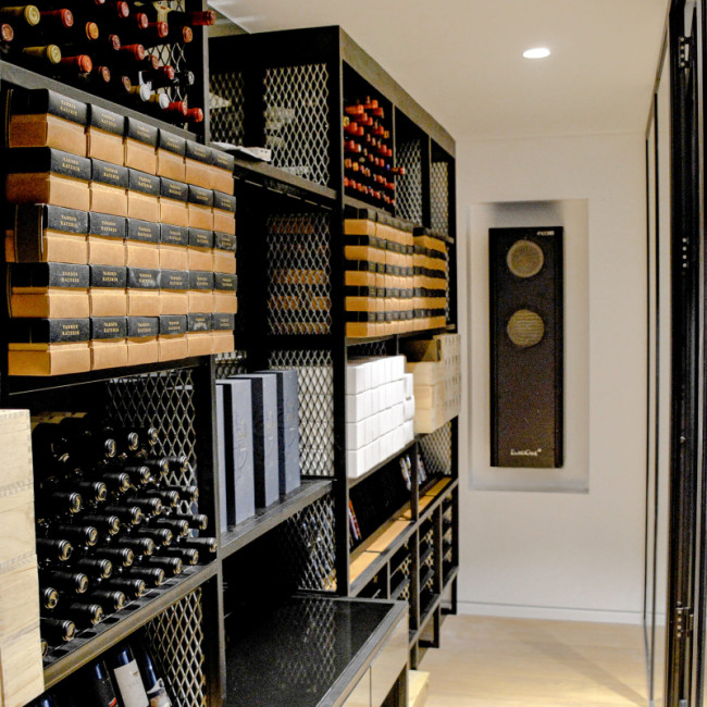 Schaffen Sie einen perfekt klimatisierten Weinraum, der für die Lagerung Ihrer Weinflaschen geeignet ist und die idealen Bedingungen für die Lagerung und Reifung von Wein bietet.