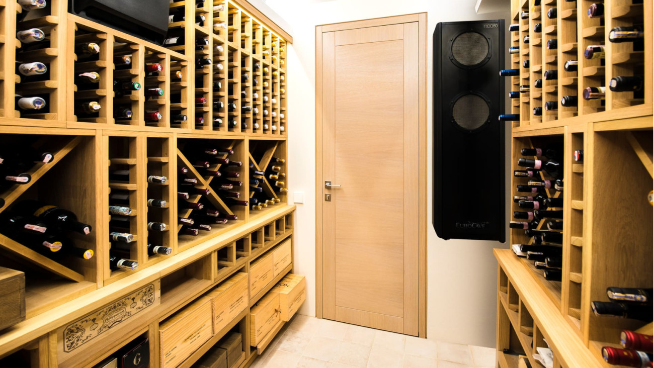 Natürliches Kellerklimagerät – belüftete Kälte – sorgt für die Gleichmäßigkeit der Temperatur im Raum und die Erneuerung der Luft – ausgestattet mit einer Fernbedienung zur Temperaturmessung möglichst nah an den Flaschen.