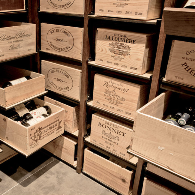 Rack vin coulissant solide pour le rangement des caisses de vin. Stockez un volume important de bouteilles tout en gardant un accès facile à celles-ci. Augmenter la capacité de stockage de votre collection en assemblant plusieurs modules.