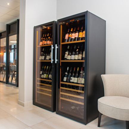2 caves de mise à température des vins installées côte à côte pour augmenter la capacité de stockage des vins à température de service prêts à être consommés.