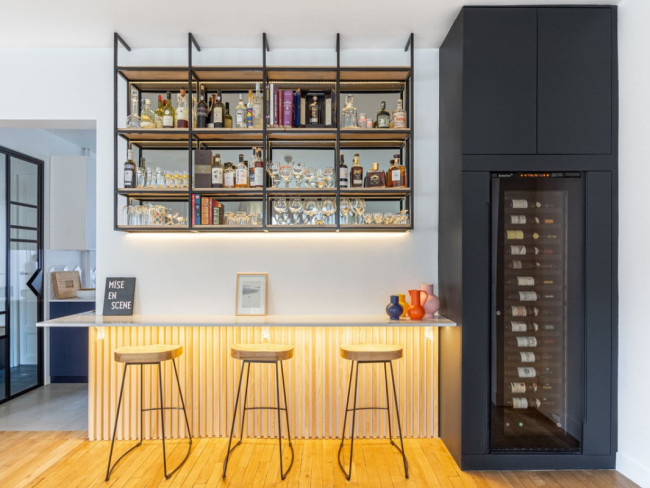 Wohnzimmerbar mit in ein Möbelstück integriertem Eurocave-Weinkhülschrank