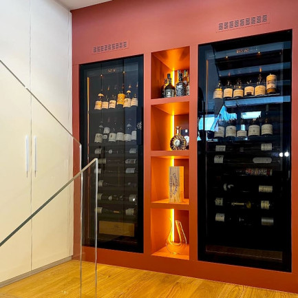 Installation von 2 eingebauten Weinkühlschränken auf einem Treppenabsatz - Projekt des EuroCave-Geschäfts in Annecy - Produktreihe Revelation.