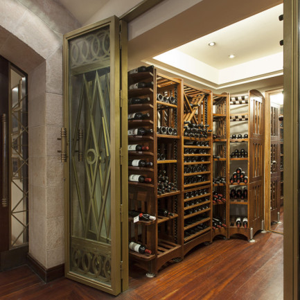 Dream wine room - traditional solid oak wine storage as a dressing room for wine. Modulothèque EuroCave