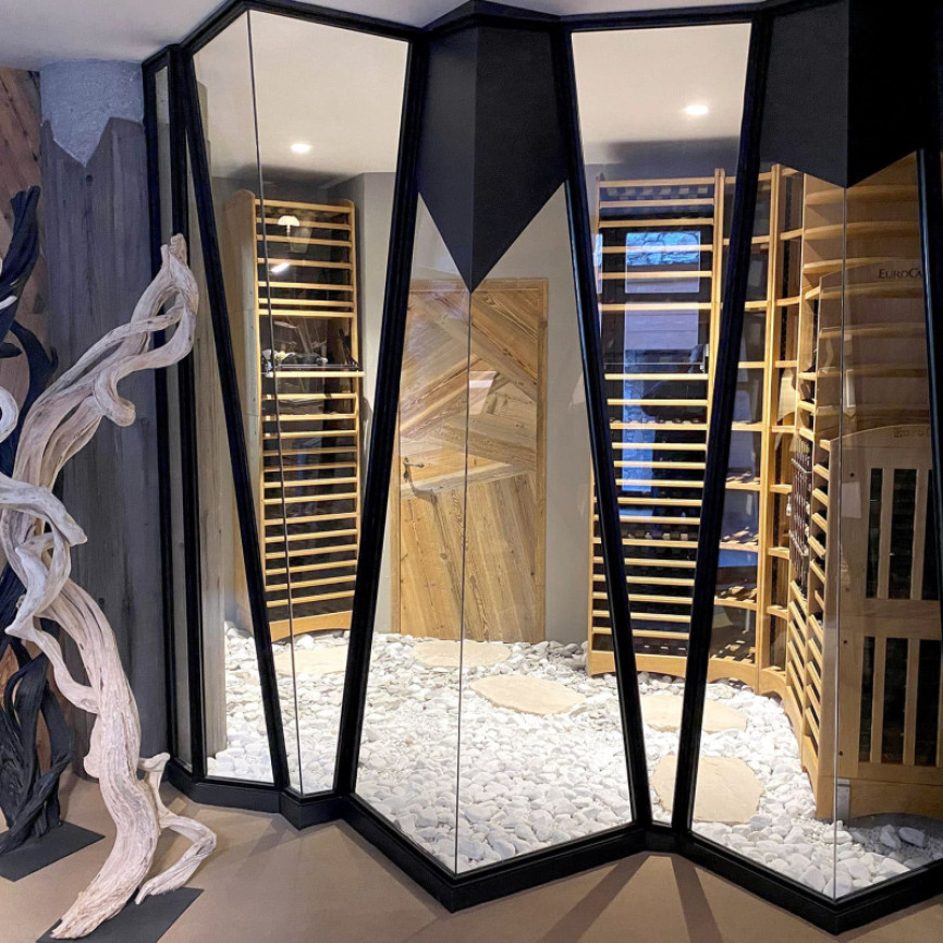 Dream wine cellar design – Climate-controlled wine room in a mountain restaurant – Modular solid wood storage Modulothèque EuroCave
