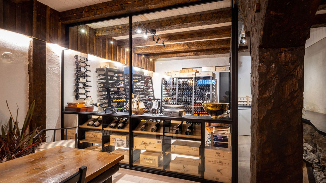 A natural cellar or an air-conditioned wine room helps to keep wine in good conditions over the long term so that it reaches its peak. 