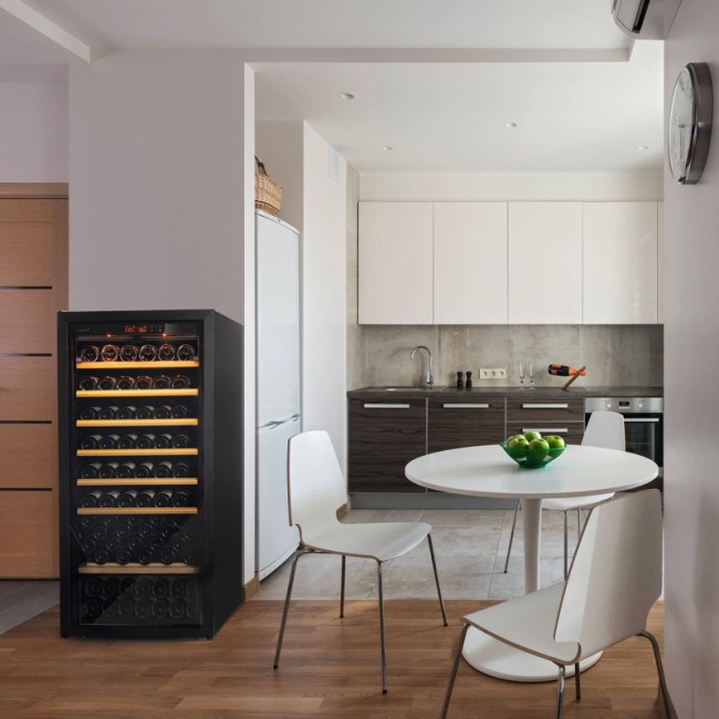 Moyenne cave 3 températures - appelée aussi multifonctions, multizones ou polyvalente - différentes zones pour mettre à température le vin à boire rapidement ou le conserver quelques années.