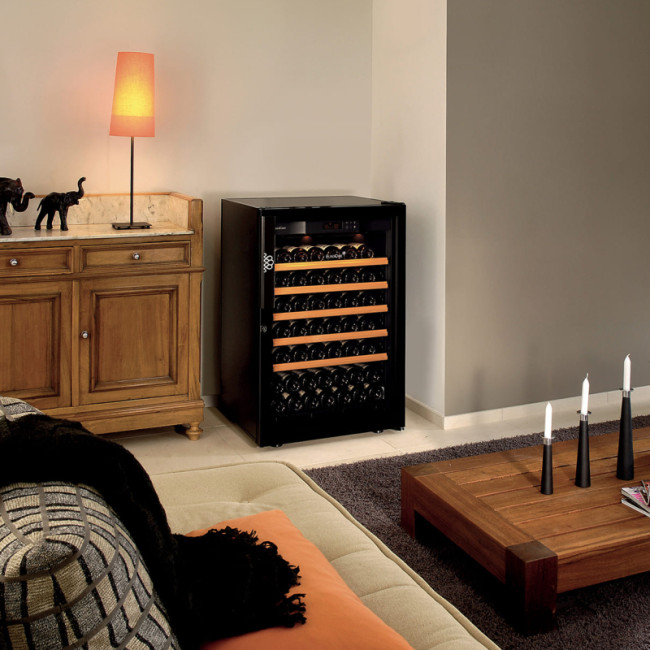 Multi-temperature wine cooler - a temperature gradient allows the temperature to be staggered from cold to hot to get as close as possible to the serving temperature of each wine.