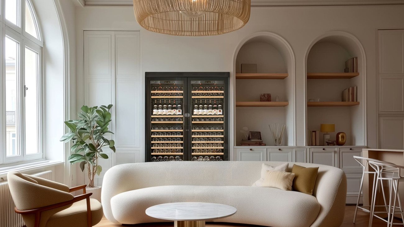 Entwerfen Sie einen Reifeweinschrank im Wohnzimmer, der sich mit seiner vollständig verglasten Tür perfekt in die Inneneinrichtung einfügt. - Pure EuroCave