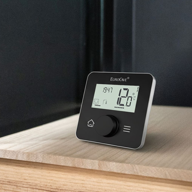 Weinkeller-Klimaanlage mit Fernbedienung zur Fernsteuerung und Steuerung der Temperatur und Luftfeuchtigkeit im Raum.