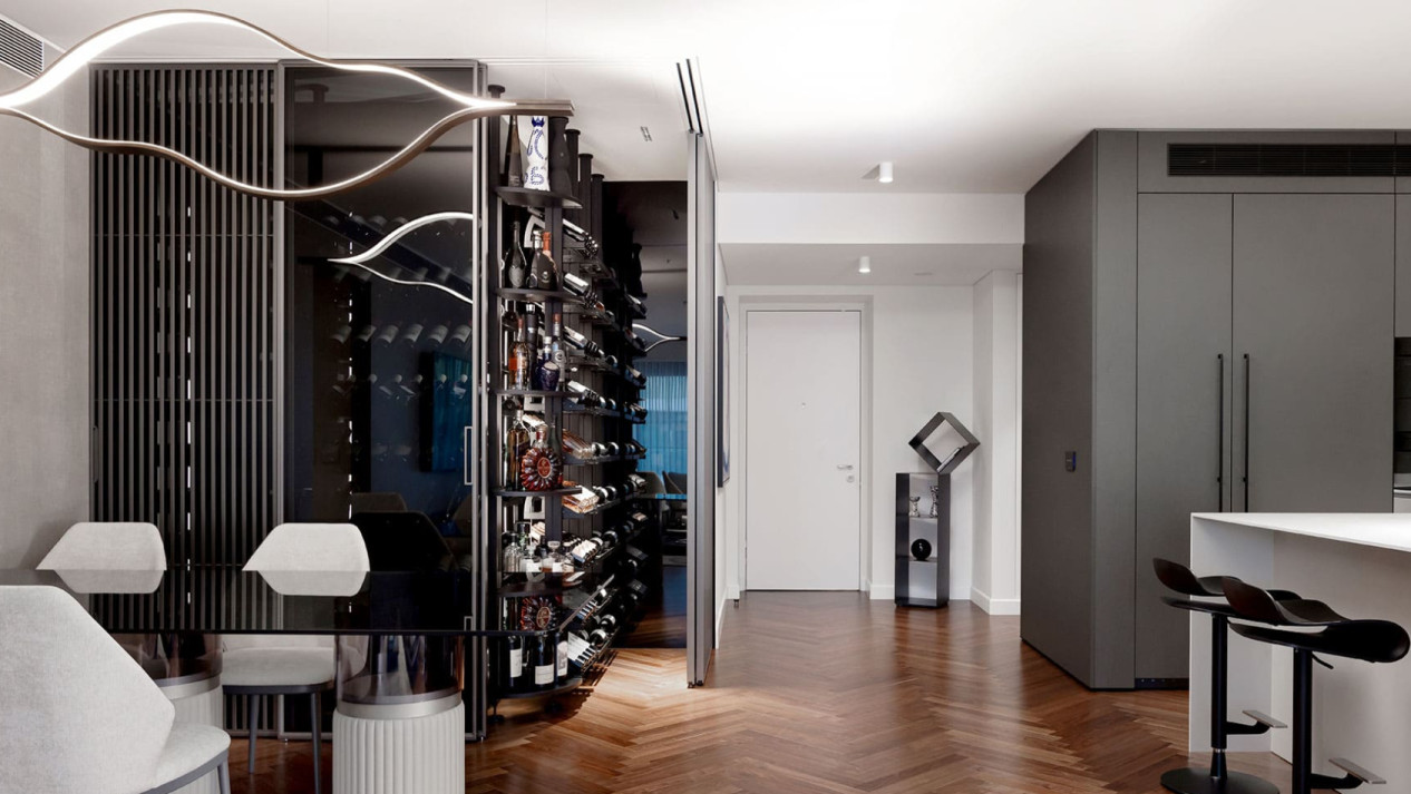 vitrine-klimatisierter-glasweinkeller-esszimmer-mit-offener-kuche-luxusapartment-eingerichtet-weinrack-modulo-x-eurocave.jpg