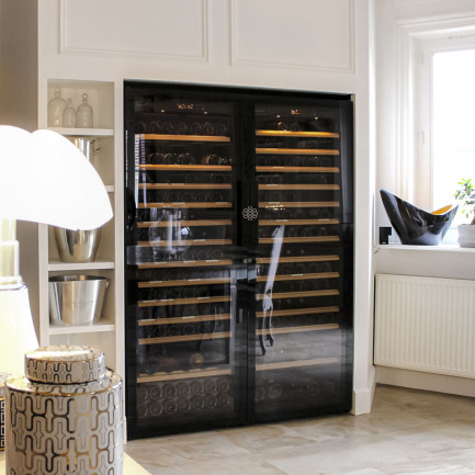 Double cave a vin de vieillissement Pure intégrée dans un meuble sur mesure dans un salon