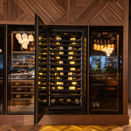 Installation exceptionnelle de vitrines à vin professionnelles pour restaurant de luxe.