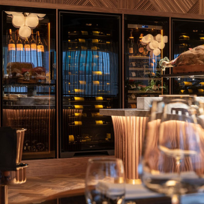 Présentation de grands crus sous vitrines EuroCave rétroéclairées au restaurant.