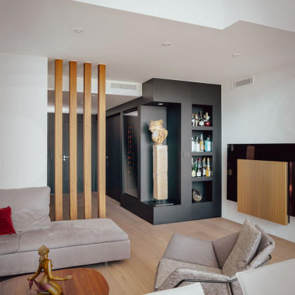 La meilleure cave à vin du monde, EuroCave Royale, installée dans un intérieur design.