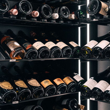 Aménagement de vitrine à vin sur mesure pour établissement de prestige à Oslo.