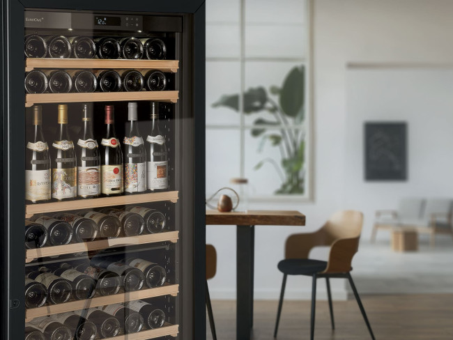 cave-a-vin-presentation-bouteilles-vin-salon-deco-epuree-blanc-bois.jpg