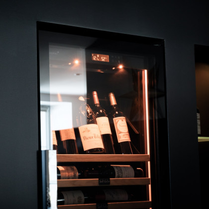 eurocave-decoration-interieur-mur-cave-a-vin-encastree-mise-en-valeur-lumiere-revelation-2.jpeg